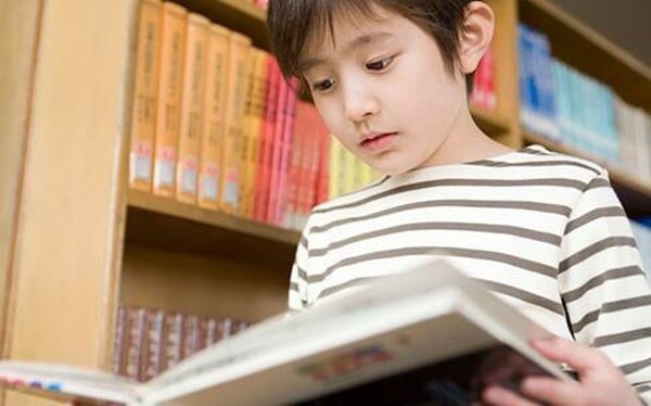 Vì sao nên tạo thói quen đọc sách cho trẻ từ sớm?