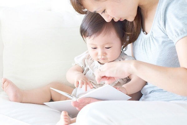 Cho trẻ làm quen với sách khi mới bắt đầu biết nhận thức
