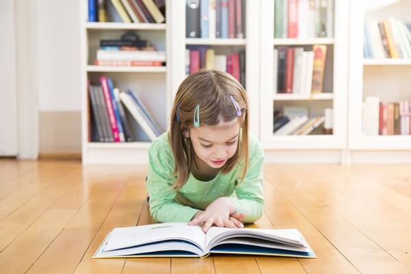 Làm kệ sách trong nhà để trẻ có cơ hội làm quen với sách
