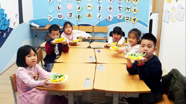 Các bé được trải nghiệm văn hóa làm bánh xèo của Nhật Bản