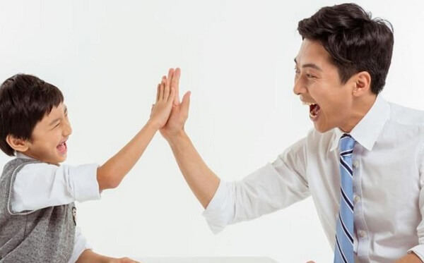 Thường xuyên khen trẻ khi chúng làm việc tốt Thường xuyên khen trẻ khi chúng làm việc tốt