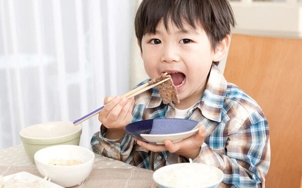 Người Nhật dạy con tự múc ăn từ khi còn rất nhỏ Người Nhật dạy con tự múc ăn từ khi còn rất nhỏ