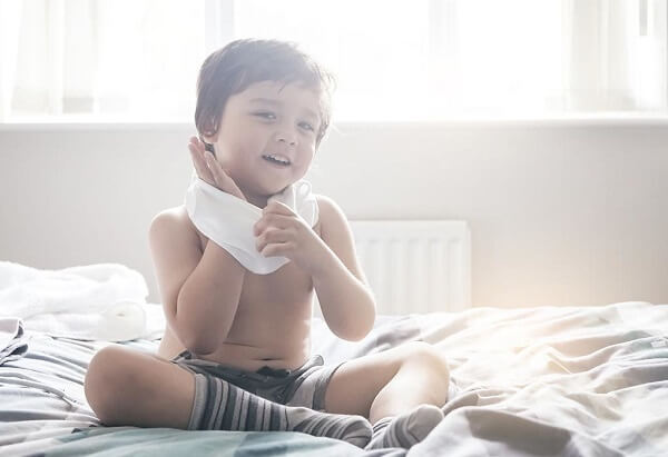 Người Nhật dạy con tự mặc quần áo khi chúng được 2 tuổi Người Nhật dạy con tự mặc quần áo khi chúng được 2 tuổi