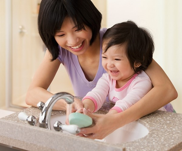 Dạy trẻ biết cách vệ sinh cá nhân hàng như: súc miệng, rửa mặt và đánh răng Dạy trẻ biết cách vệ sinh cá nhân hàng như: súc miệng, rửa mặt và đánh răng