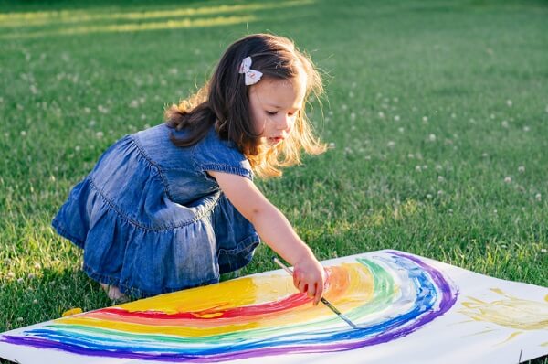 Trẻ em 3 tuổi biết nhìn và bắt chước vẽ theo đường thẳng hoặc vòng tròn