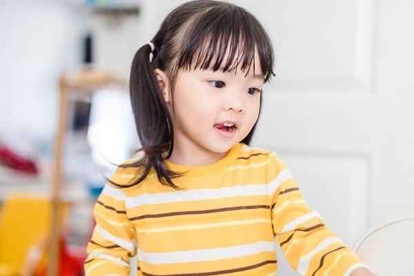 Trẻ em 3 tuổi biết hát và kể chuyện