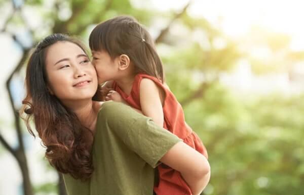 Trẻ em 3 tuổi biết thể hiện tình cảm với bố mẹ