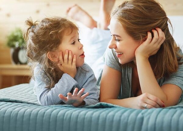Nói chuyện với bé nhiều hơn để phát triển ngôn ngữ ở trẻ