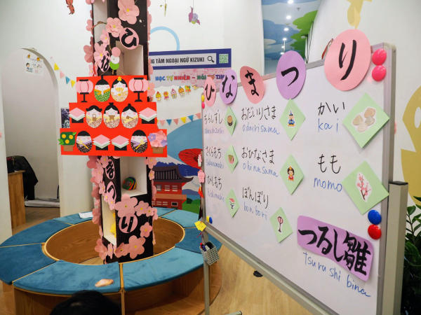 Những con búp bê Hina Matsuri được mô phỏng trong lớp học 